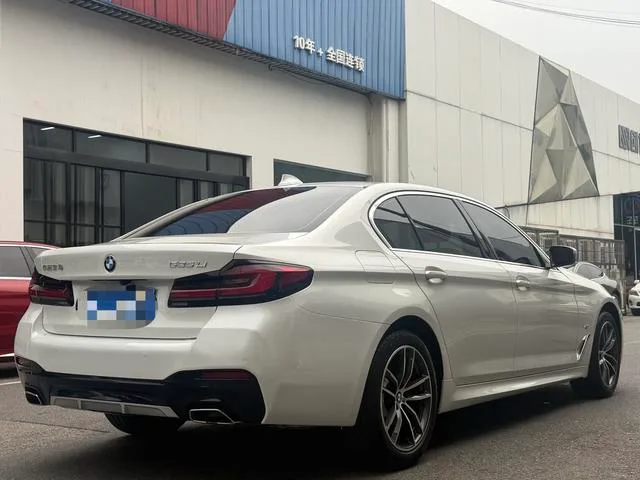 BMW 5 Series 2022 525Li M Спортивный костюм интерьер фото 7 BMW 5 Series 2022 525Li M Спортивный костюм интерьер фото 7
