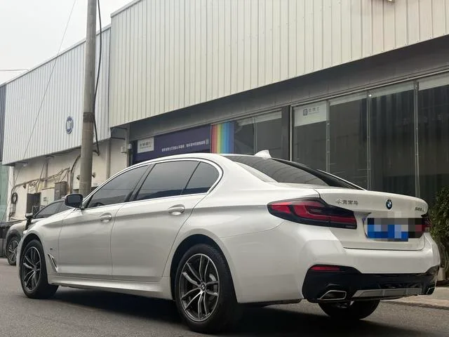 BMW 5 Series 2022 525Li M Спортивный костюм интерьер фото 9 BMW 5 Series 2022 525Li M Спортивный костюм интерьер фото 9