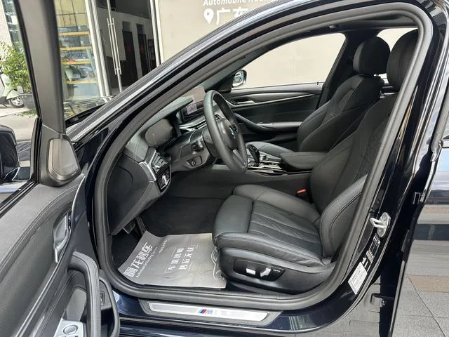BMW 5 Series 2022 525i M Ensemble de sport extérieur photo 6 BMW 5 Series 2022 525i M Ensemble de sport extérieur photo 6