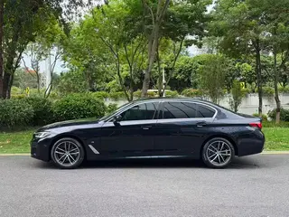 BMW 5 Series 2022 Reforma 525Li M Conjunto deportivo exterior foto 5 BMW 5 Series 2022 Reforma 525Li M Conjunto deportivo exterior foto 5