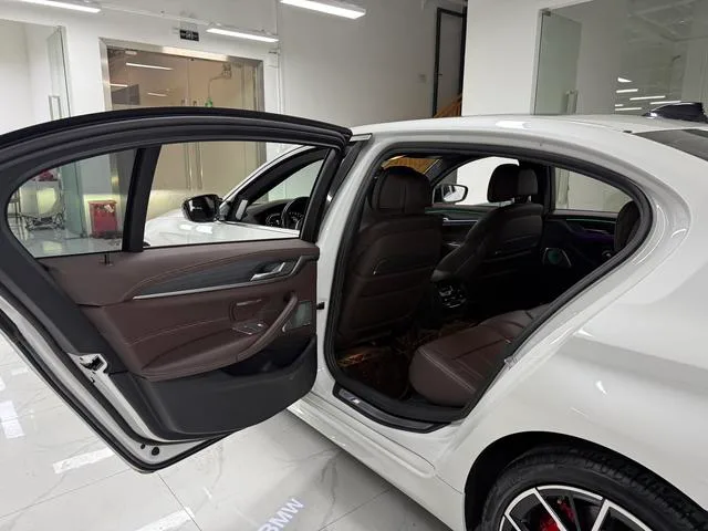 BMW 5 Series 2022 Second change 530Li Premium Class M Sports suit interior photo 14 BMW 5 Series 2022 Second change 530Li Premium Class M Sports suit interior photo 14