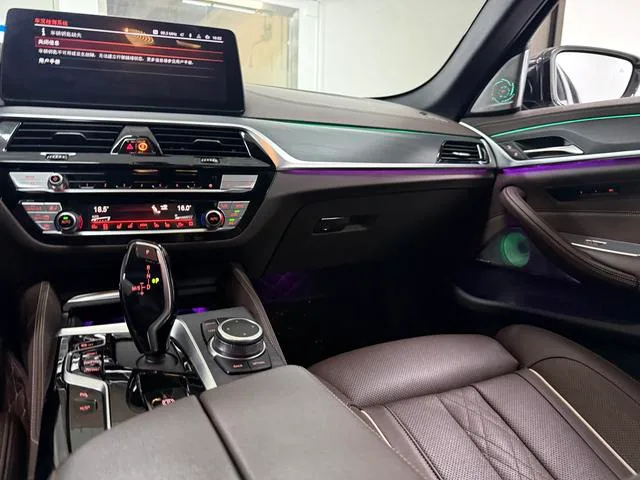 BMW 5 Series 2022 Second change 530Li Premium Class M Sports suit interior photo 19 BMW 5 Series 2022 Second change 530Li Premium Class M Sports suit interior photo 19