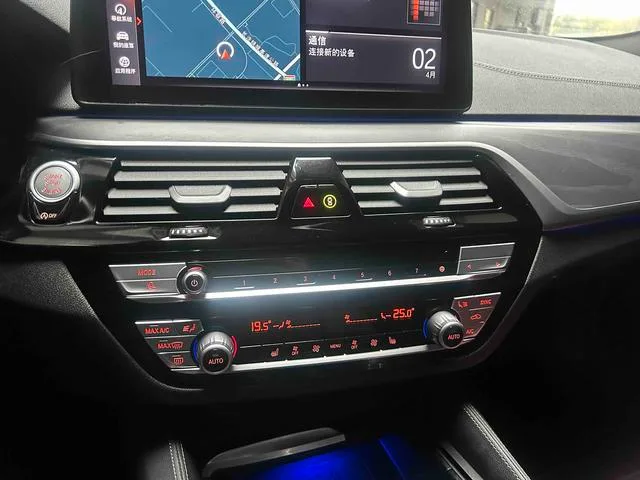 BMW 5 Series 2023 530Li Лидирующий M Спортивный костюм интерьер фото 13 BMW 5 Series 2023 530Li Лидирующий M Спортивный костюм интерьер фото 13