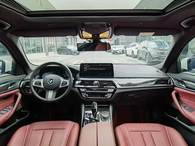 BMW 5 Series 2022 525Li M Спортивный костюм интерьер фото 6 BMW 5 Series 2022 525Li M Спортивный костюм интерьер фото 6