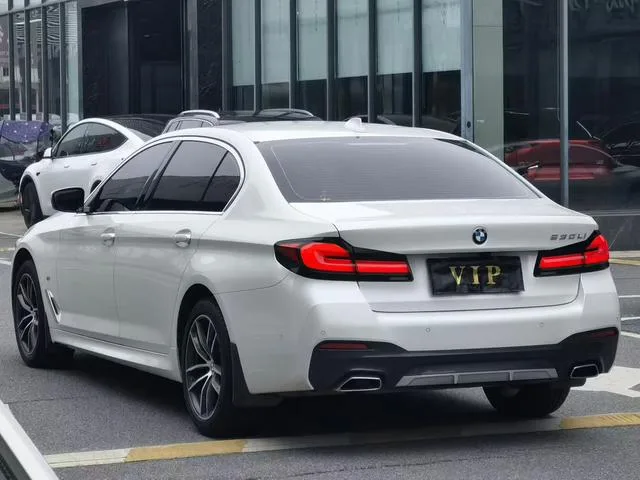 BMW 5 Series 2022 525Li M Спортивный костюм интерьер фото 8 BMW 5 Series 2022 525Li M Спортивный костюм интерьер фото 8