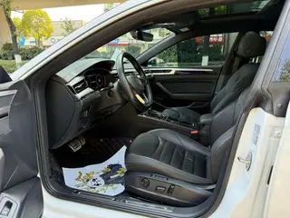 Volkswagen CC 2023 380TSI Version accrocheuse intérieur photo 8