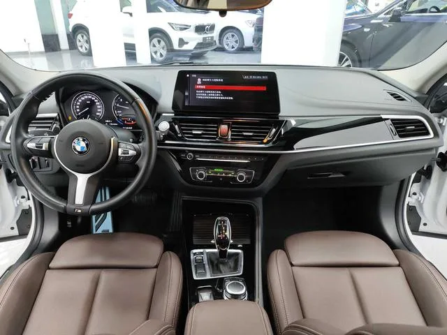 BMW 1 Series 2021 Модификация 120i M Спортивные ночные издания экстерьер фото 7 BMW 1 Series 2021 Модификация 120i M Спортивные ночные издания экстерьер фото 7
