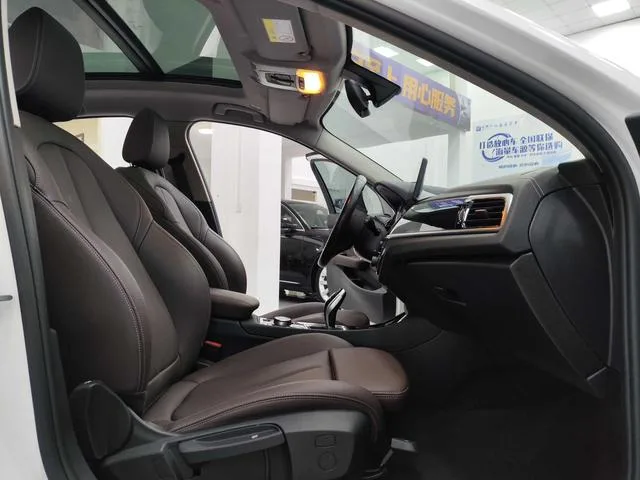 BMW 1 Series 2021 Модификация 120i M Спортивные ночные издания интерьер фото 10 BMW 1 Series 2021 Модификация 120i M Спортивные ночные издания интерьер фото 10