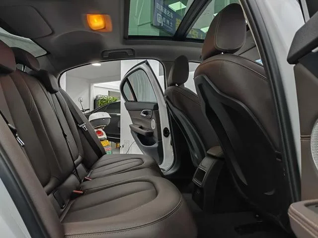 BMW 1 Series 2021 Модификация 120i M Спортивные ночные издания интерьер фото 11 BMW 1 Series 2021 Модификация 120i M Спортивные ночные издания интерьер фото 11