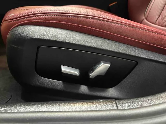 BMW 5 Series 2023 530Li Líder M Conjunto deportivo exterior foto 4