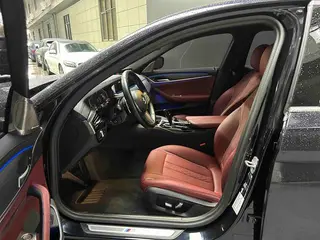 BMW 5 Series 2023 530Li Líder M Conjunto deportivo exterior foto 5