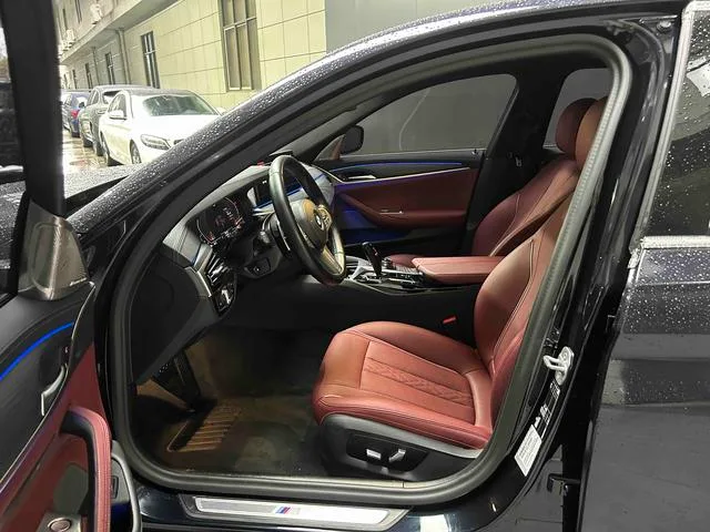 BMW 5 Series 2023 530Li Líder M Conjunto deportivo exterior foto 5