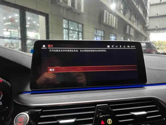 BMW 5 Series 2023 530Li Líder M Conjunto deportivo exterior foto 6