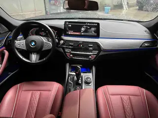BMW 5 Series 2023 530Li Líder M Conjunto deportivo exterior foto 9