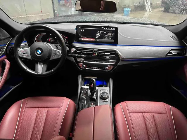 BMW 5 Series 2023 530Li Líder M Conjunto deportivo exterior foto 9