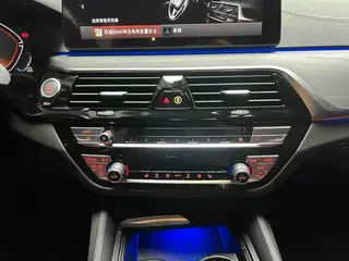 BMW 5 Series 2023 530Li Líder M Conjunto deportivo exterior foto 10