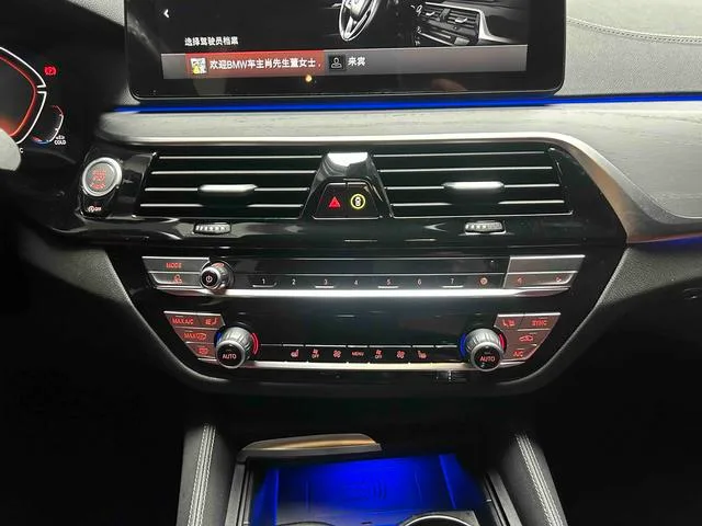 BMW 5 Series 2023 530Li Líder M Conjunto deportivo exterior foto 10