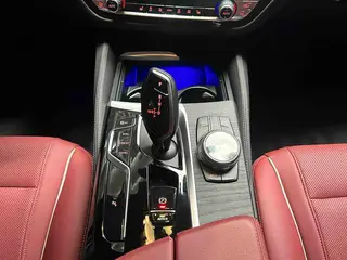 BMW 5 Series 2023 530Li Líder M Conjunto deportivo interior foto 11