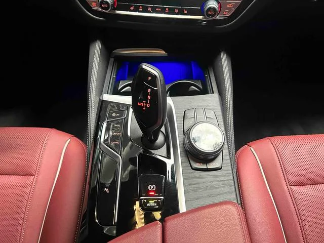BMW 5 Series 2023 530Li Líder M Conjunto deportivo interior foto 11