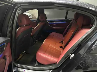 BMW 5 Series 2023 530Li Líder M Conjunto deportivo interior foto 14