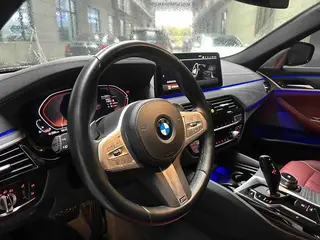 BMW 5 Series 2023 530Li Líder M Conjunto deportivo interior foto 15