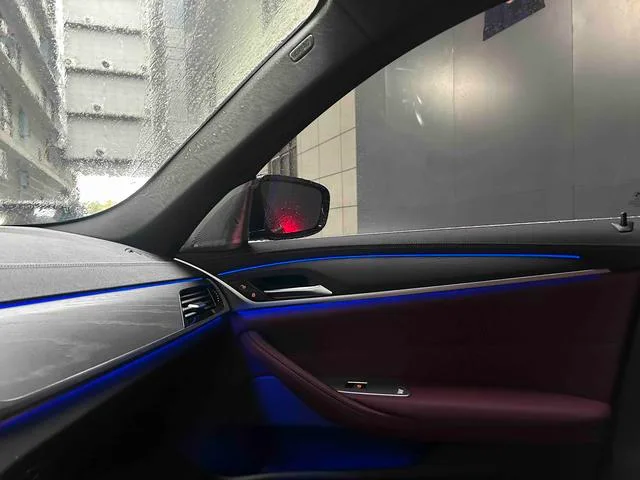 BMW 5 Series 2023 530Li Líder M Conjunto deportivo interior foto 18