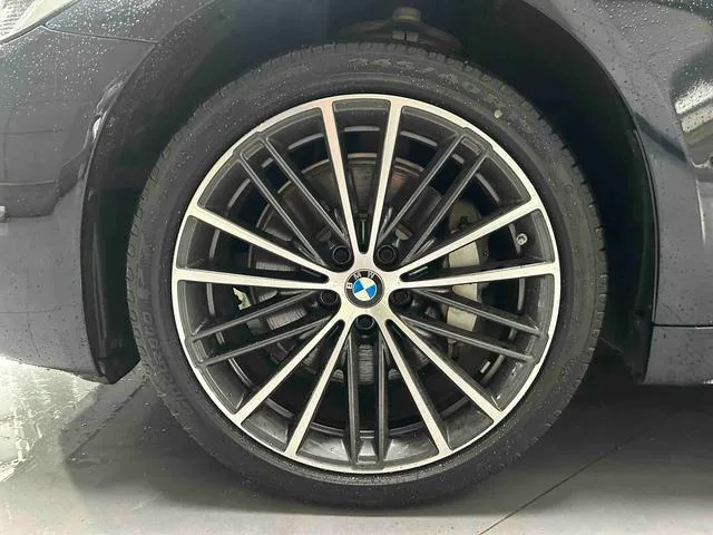 BMW 5 Series 2023 530Li Líder M Conjunto deportivo interior foto 19