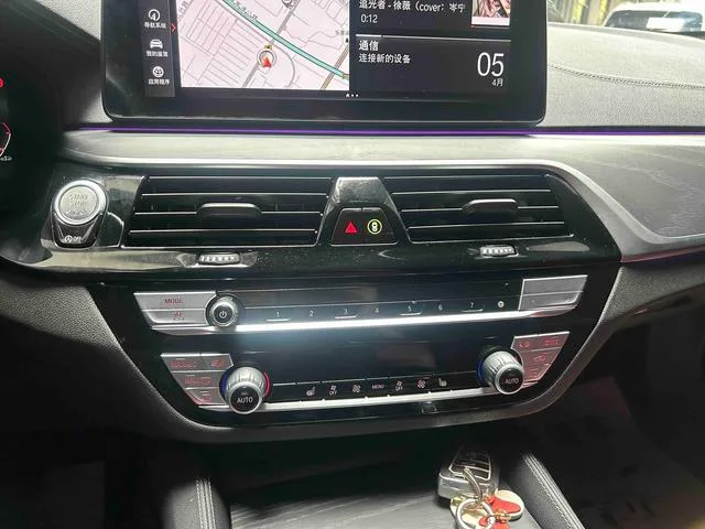 BMW 5 Series 2023 530Li Лидирующий M Спортивный костюм интерьер фото 14