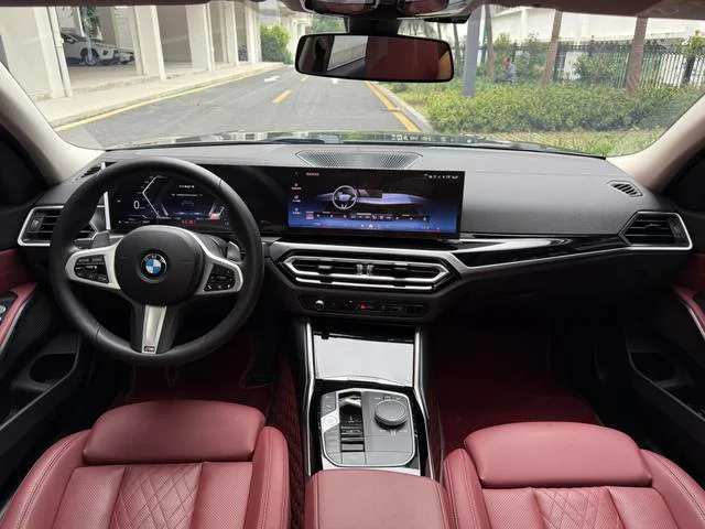 BMW 3 Series 2023 320Li M Conjunto deportivo interior foto 10 BMW 3 Series 2023 320Li M Conjunto deportivo interior foto 10