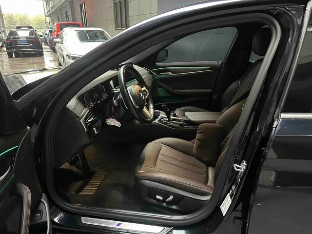 BMW 5 Series 2021 Reforma 530Li Líder M Conjunto deportivo exterior foto 8 BMW 5 Series 2021 Reforma 530Li Líder M Conjunto deportivo exterior foto 8