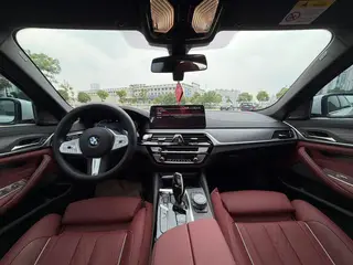 BMW 5 Series 2023 530Li Tipo de lujo M Conjunto deportivo interior foto 9 BMW 5 Series 2023 530Li Tipo de lujo M Conjunto deportivo interior foto 9