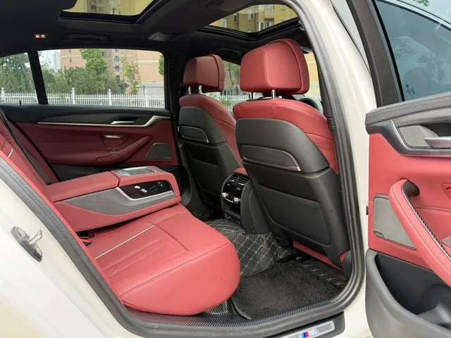 BMW 5 Series 2023 530Li Tipo de lujo M Conjunto deportivo interior foto 12 BMW 5 Series 2023 530Li Tipo de lujo M Conjunto deportivo interior foto 12