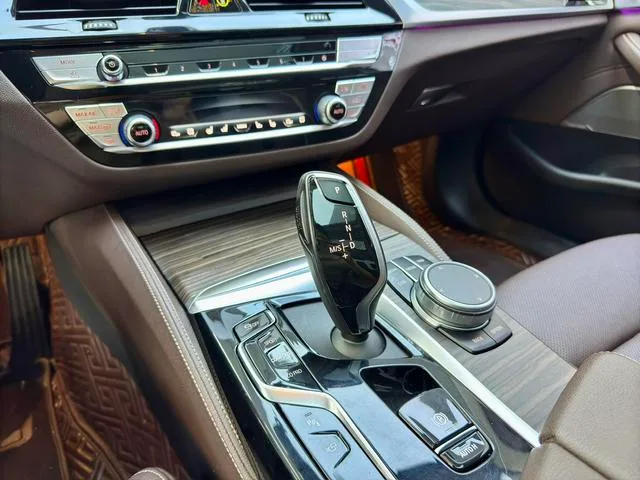 BMW 5 Series 2022 Trois lifting 530Li Type de luxe Ensemble de luxe intérieur photo 10 BMW 5 Series 2022 Trois lifting 530Li Type de luxe Ensemble de luxe intérieur photo 10
