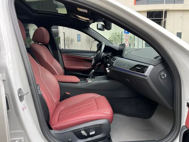 BMW 5 Series 2023 Restyling 530Li Leading Type M Sports suit interior photo 7 BMW 5 Series 2023 Restyling 530Li Leading Type M Sports suit interior photo 7