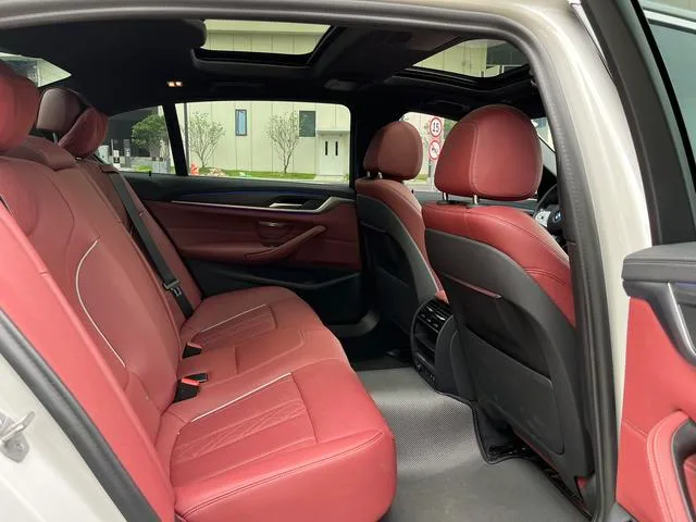 BMW 5 Series 2023 Restyling 530Li Leading Type M Sports suit interior photo 9 BMW 5 Series 2023 Restyling 530Li Leading Type M Sports suit interior photo 9
