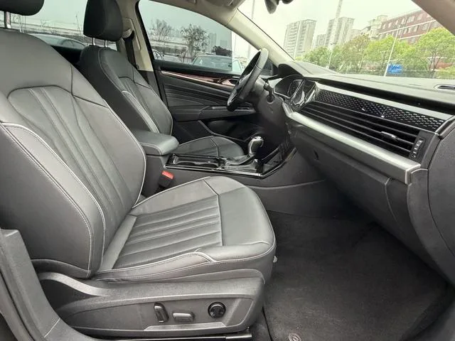 Volkswagen Passat 2022 330TSI Elite Edition interior photo 15
