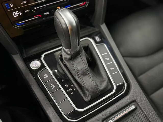 Volkswagen CC 2023 380TSI Version accrocheuse intérieur photo 12