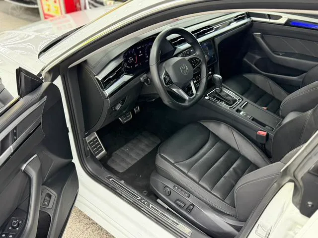 Volkswagen CC 2023 380TSI Version accrocheuse intérieur photo 17