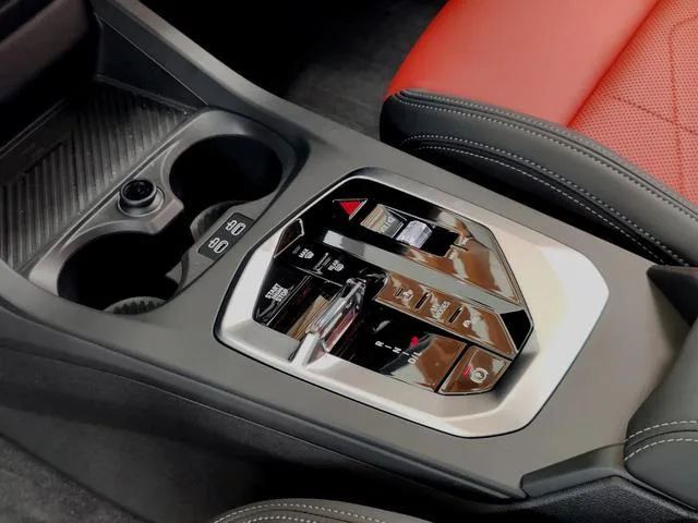 BMW 2 Series 2025 225L M Set de nuit de sport intérieur photo 12 BMW 2 Series 2025 225L M Set de nuit de sport intérieur photo 12