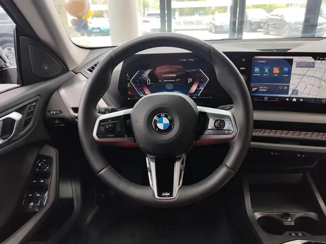 BMW 2 Series 2025 225L M Set de nuit de sport intérieur photo 13 BMW 2 Series 2025 225L M Set de nuit de sport intérieur photo 13
