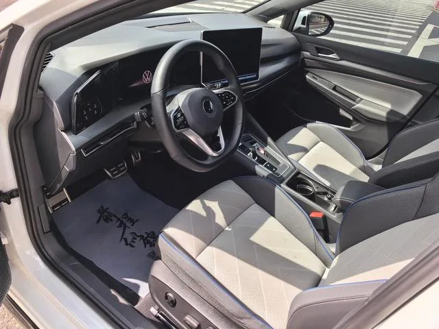 Volkswagen Golf 2025 Restyling 300TSI R-Line interior photo 6 Volkswagen Golf 2025 Restyling 300TSI R-Line interior photo 6