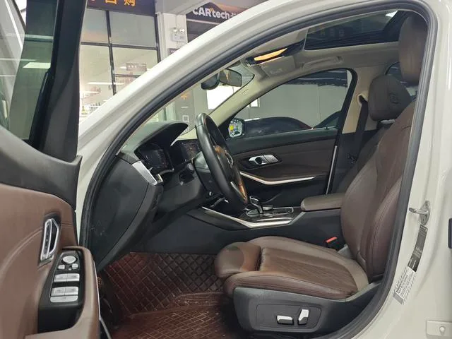 BMW 3 Series 2022 325Li M Conjunto deportivo interior foto 18 BMW 3 Series 2022 325Li M Conjunto deportivo interior foto 18