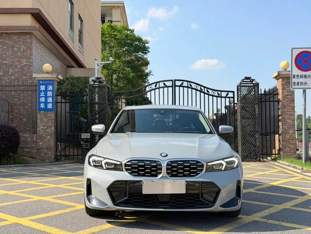 BMW 3 Series 2025 325i M Conjunto deportivo exterior foto 2