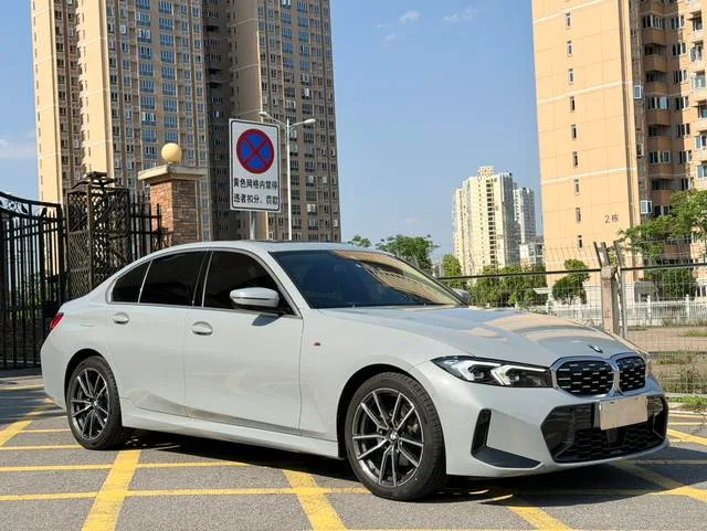 BMW 3 Series 2025 325i M Conjunto deportivo exterior foto 3