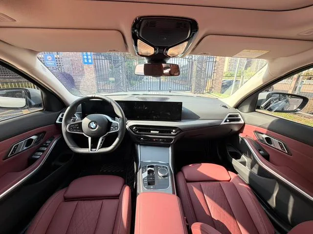 BMW 3 Series 2025 325i M Conjunto deportivo interior foto 10