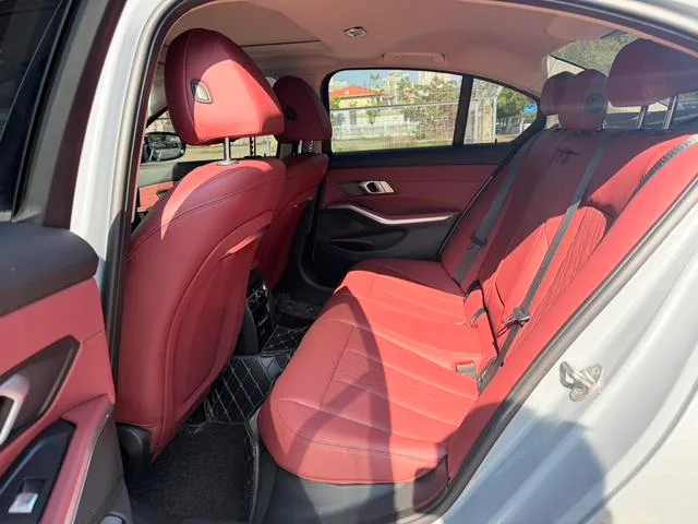 BMW 3 Series 2025 325i M Conjunto deportivo interior foto 11