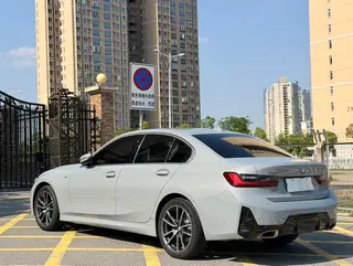BMW 3 Series 2025 325i M Conjunto deportivo interior foto 14