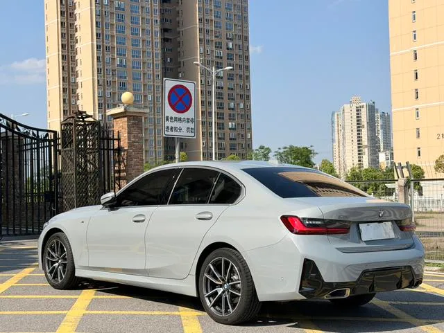 BMW 3 Series 2025 325i M Conjunto deportivo interior foto 14