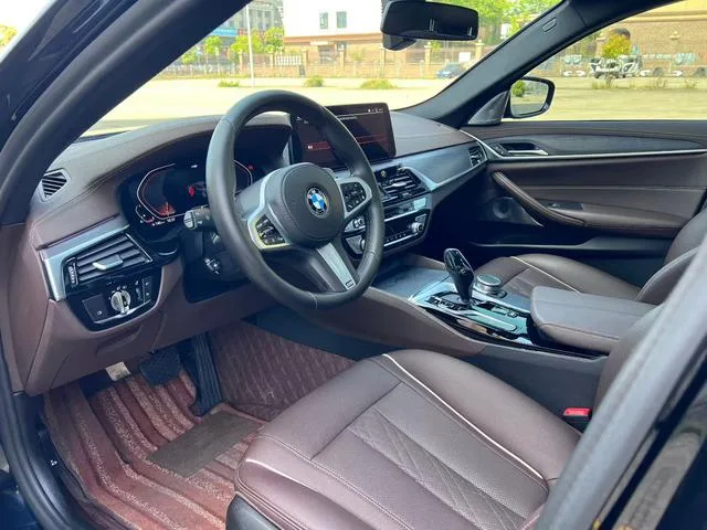 BMW 5 Series 2021 530Li Leader M Ensemble de sport extérieur photo 5