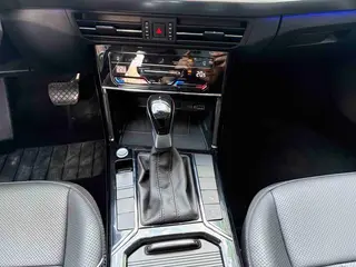 Volkswagen Passat 2024 380TSI Edición de lujo interior foto 11